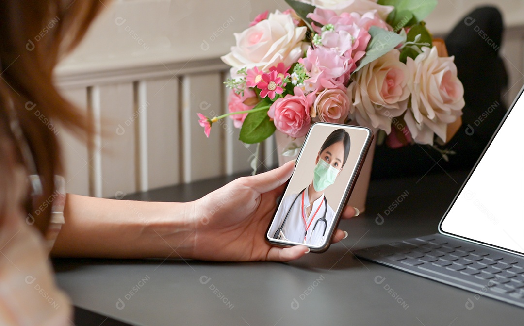 Grupo de estudantes adolescentes estão conversando online com uma videochamada. Eles ficam em casa para se proteger contra o vírus, aprendizado on-line, trabalho em casa.