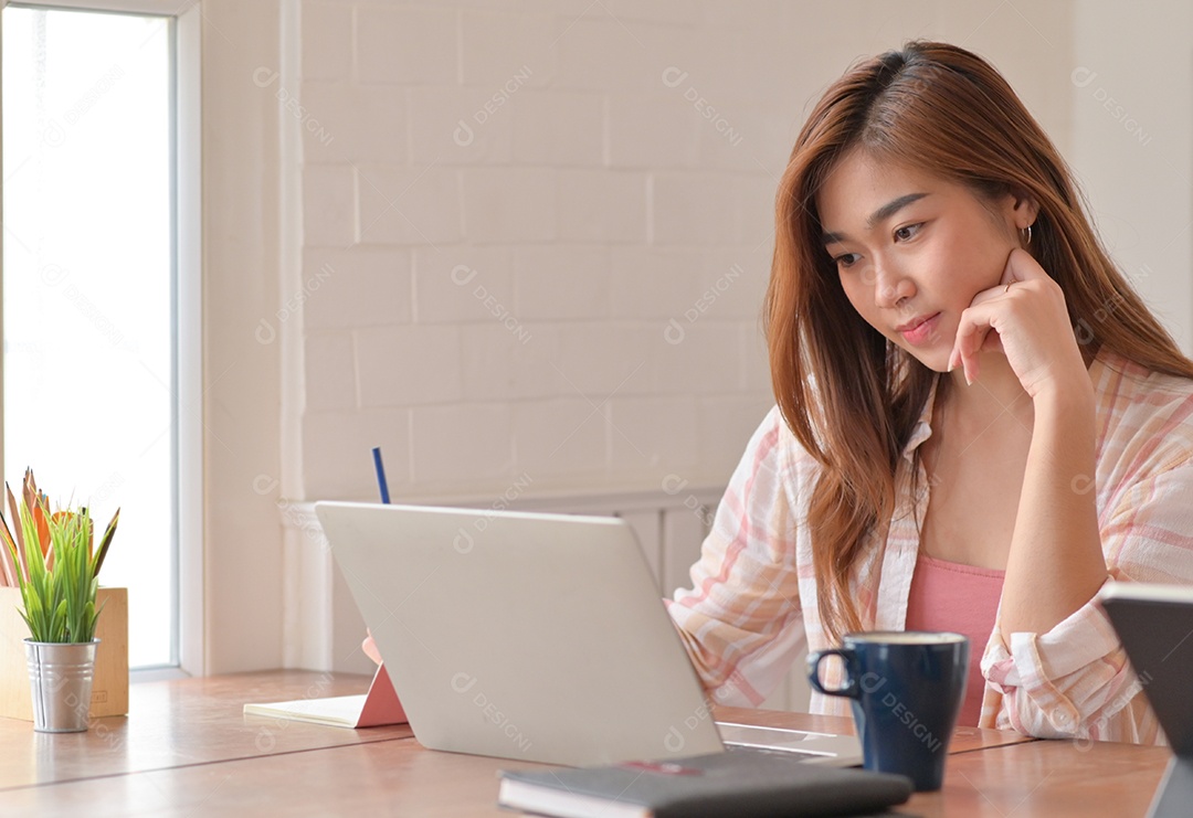 Foto recortada de estudante adolescente feminina está estudando on-line em casa com um laptop, trabalhe em casa.