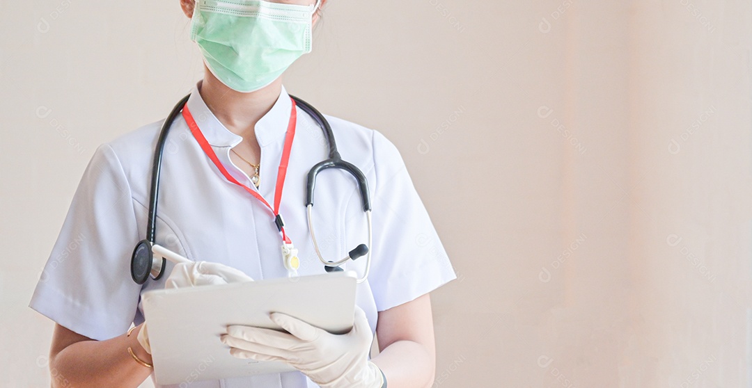 Foto recortada do médico segurando um tablet na mão para buscar informações sobre o tratamento do paciente.