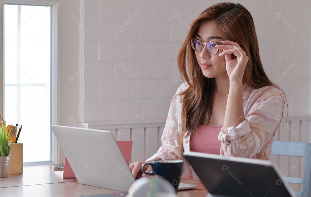 Mulher estão fazendo compras on-line com um tablet em casa para pedir e pagar on-line com cartão de crédito