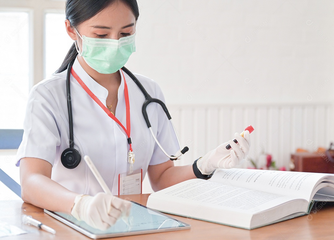 Médico está pesquisando o histórico do paciente para comparar os resultados dos tubos de análise de sangue com um tablet.