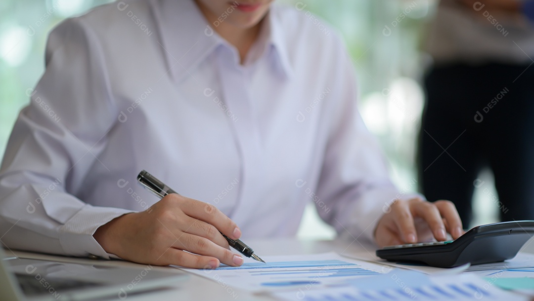 Contadoras femininas estão verificando a receita da empresa com o impacto de um surto de vírus.