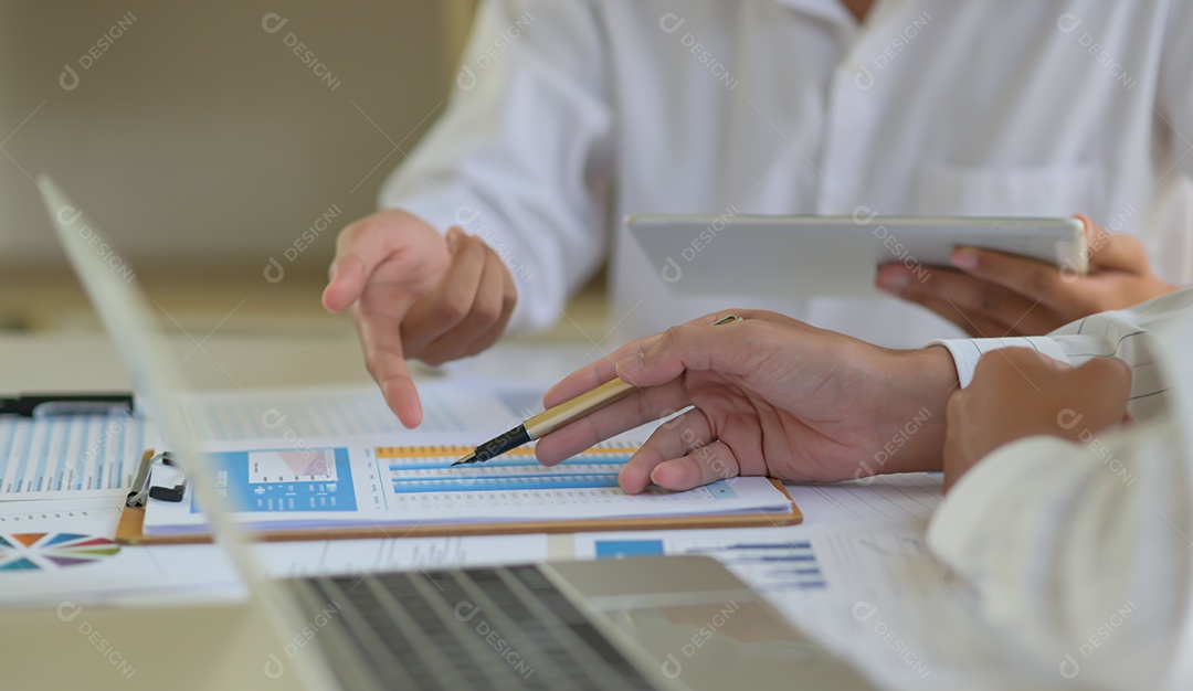 Equipe de contadores está atualmente avaliando a situação da empresa para resolver o impacto do surto de vírus.