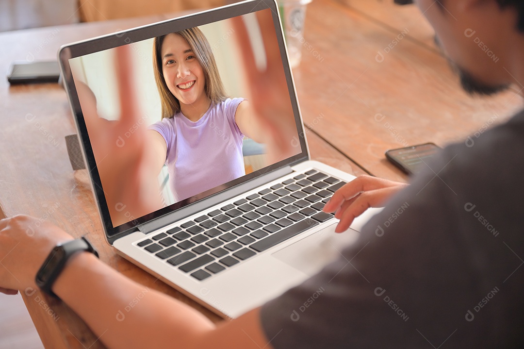Homem jovens usando laptop estão conversando online com amigas.