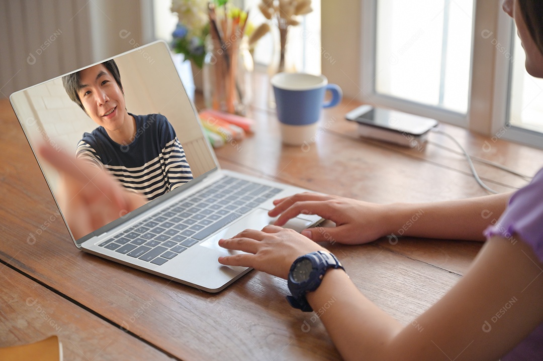 Mulher jovem usam laptop para bate-papo por vídeo online com amigo do sexo masculino.