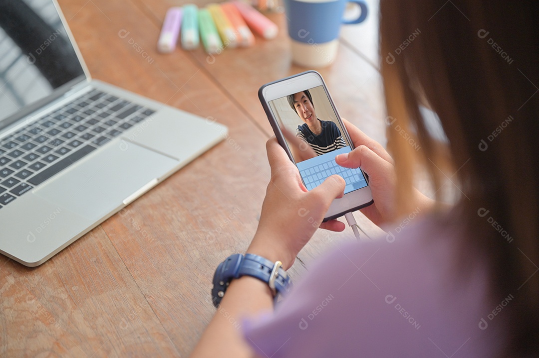 Chamadas de vídeo de mulher jovem com amantes em um smartphone.