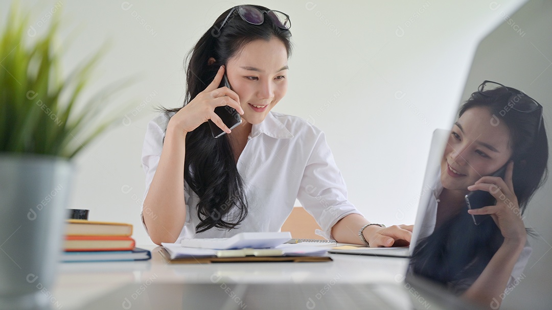 Jovem sorridente usando um smartphone para fazer contatos comerciais.