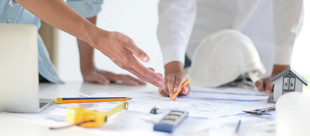 Designers e arquitetos colaboram em projetos para novos projetos de construção.