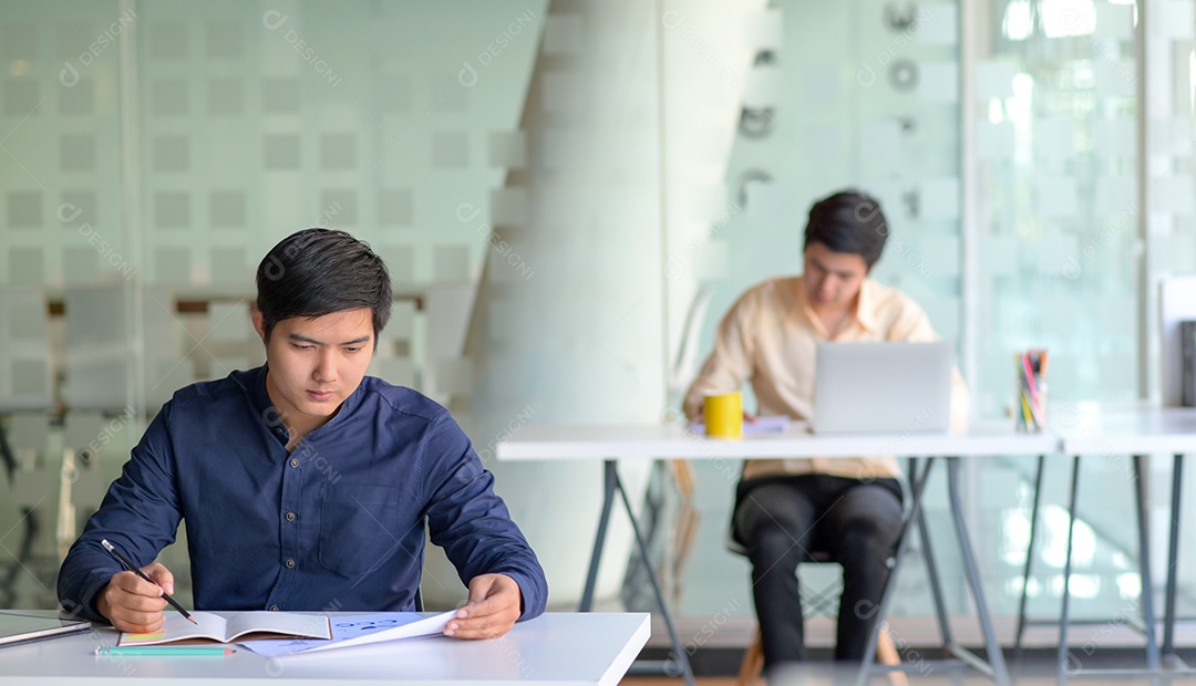 Funcionários trabalham no local de trabalho Distanciamento social.