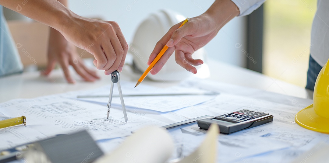 Designers e arquitetos colaboram em projetos para novos projetos de construção.