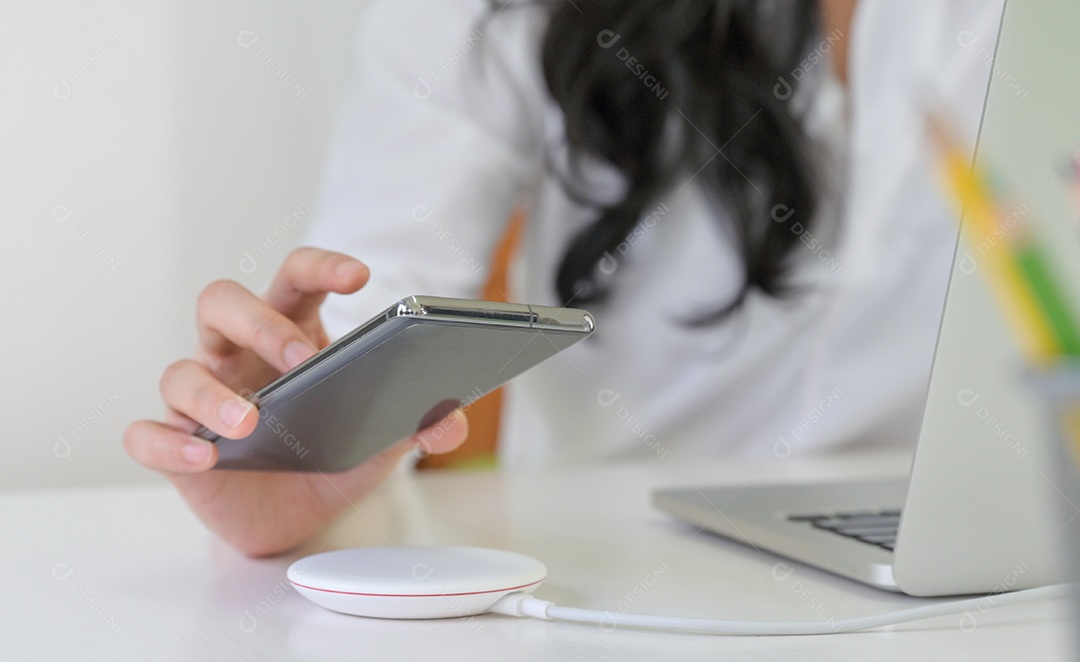 Coloque o smartphone no carregador sem fio.