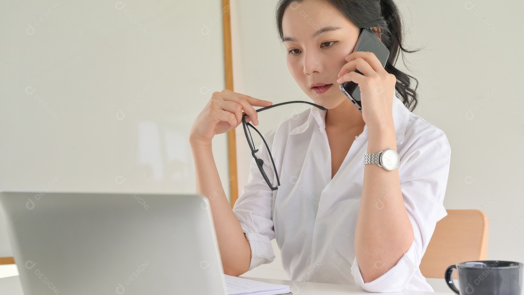 Jovem executiva está ligando para acompanhar o desempenho.