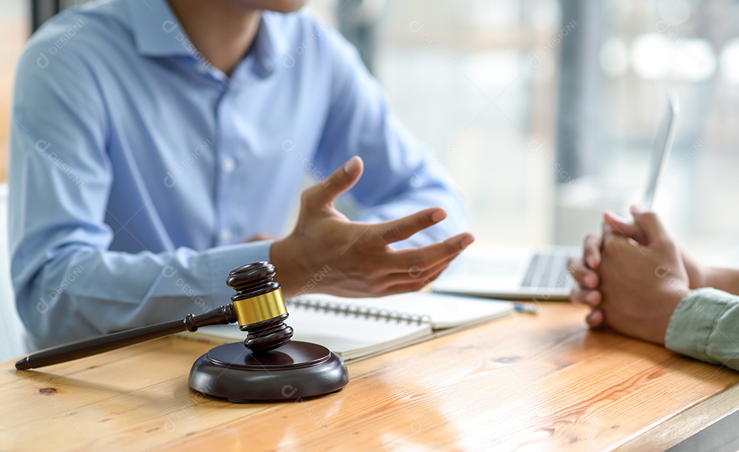 Advogados estão dando aconselhamento jurídico ao público.