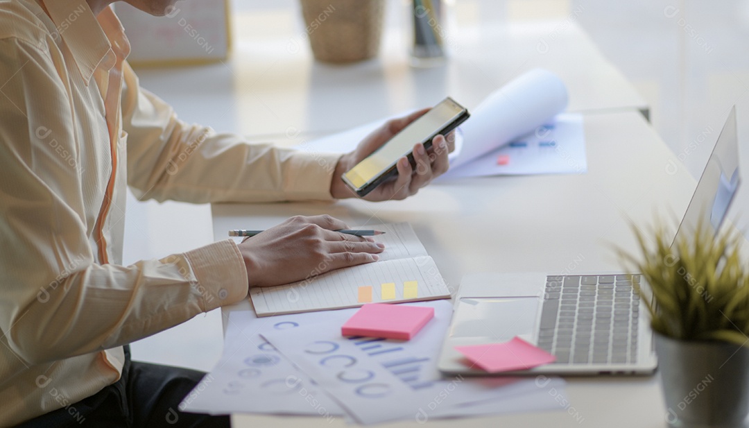 Designers de aplicativos para smartphones estão projetando novos projetos.