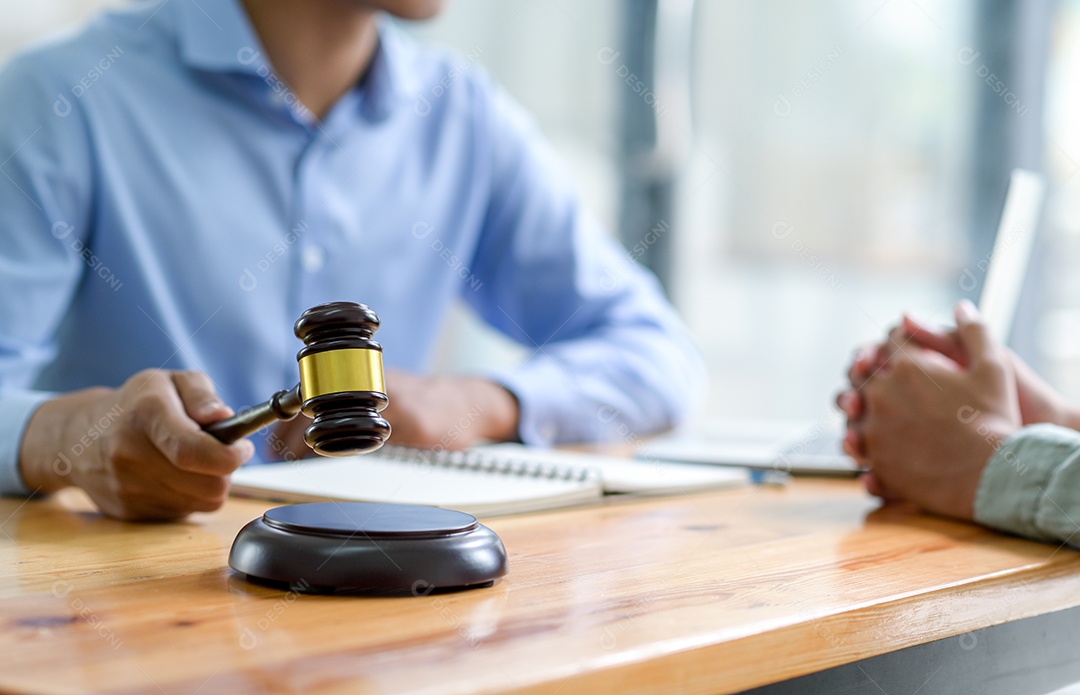 Advogado segurando um martelo dando conselhos sobre a lei, conceito de justiça.