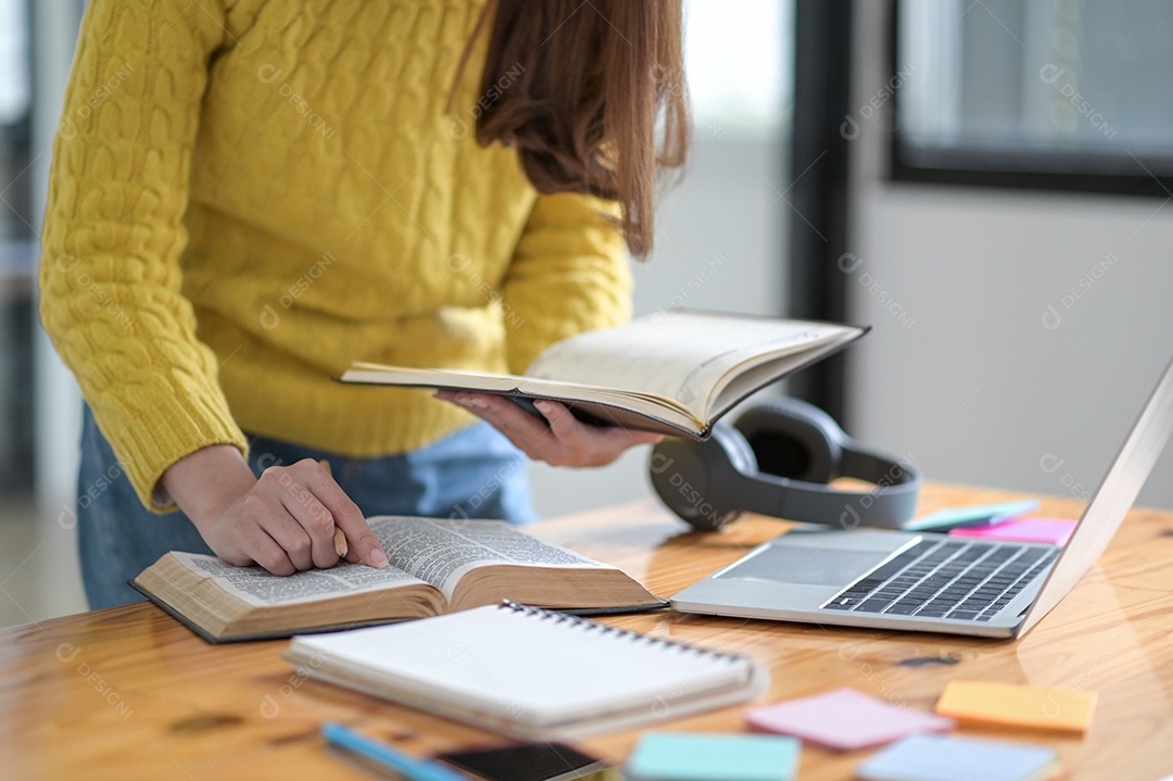 Jovem estudante está revisando as lições para a preparação do exame final.