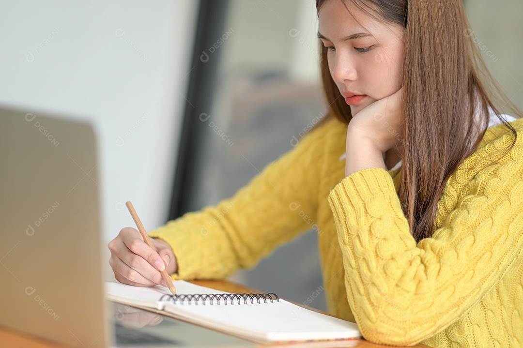 Jovens estudantes universitários revisando as aulas para se preparar para os exames.