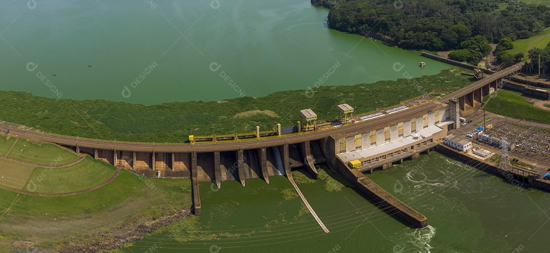 Vista aérea da barragem no reservatório com água corrente, usina hidrelétrica.