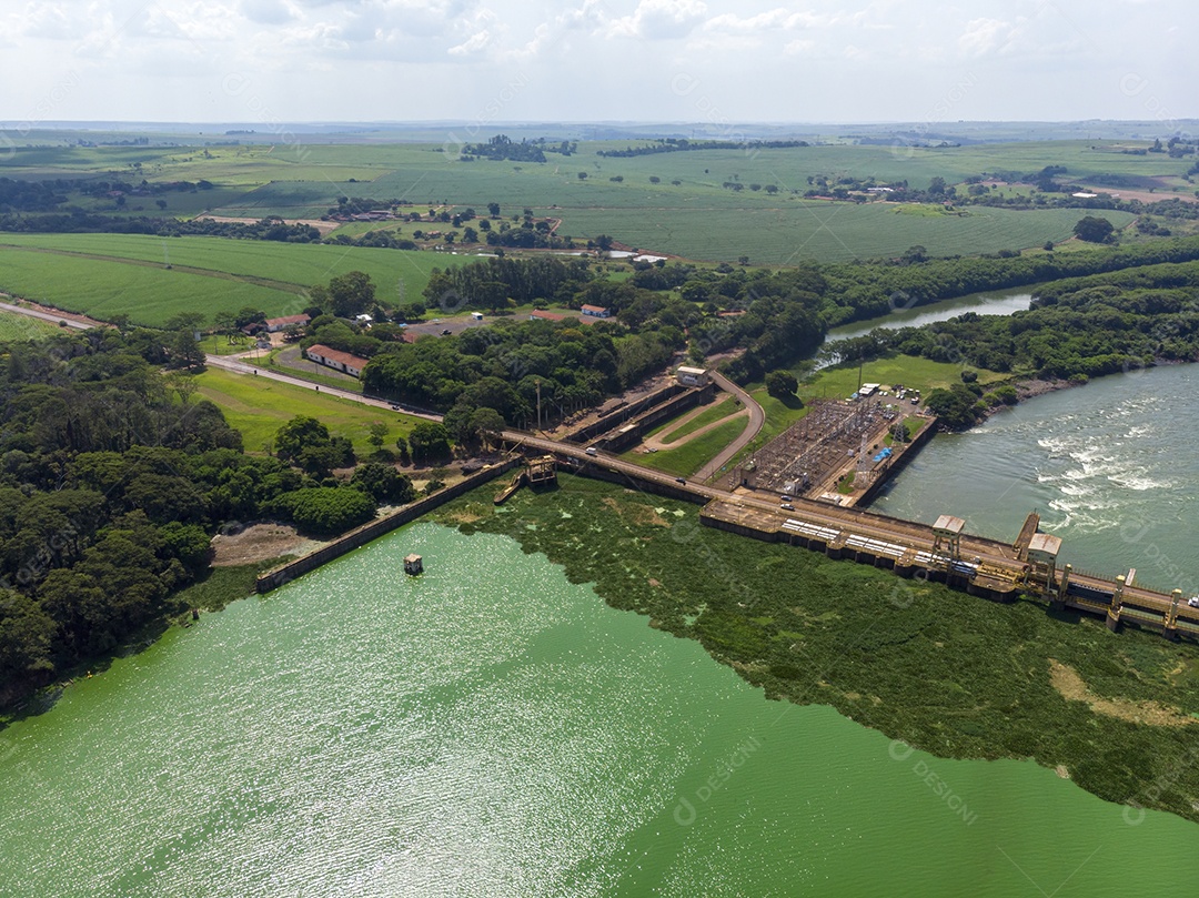 Vista aérea da barragem no reservatório com água corrente, usina hidrelétrica.