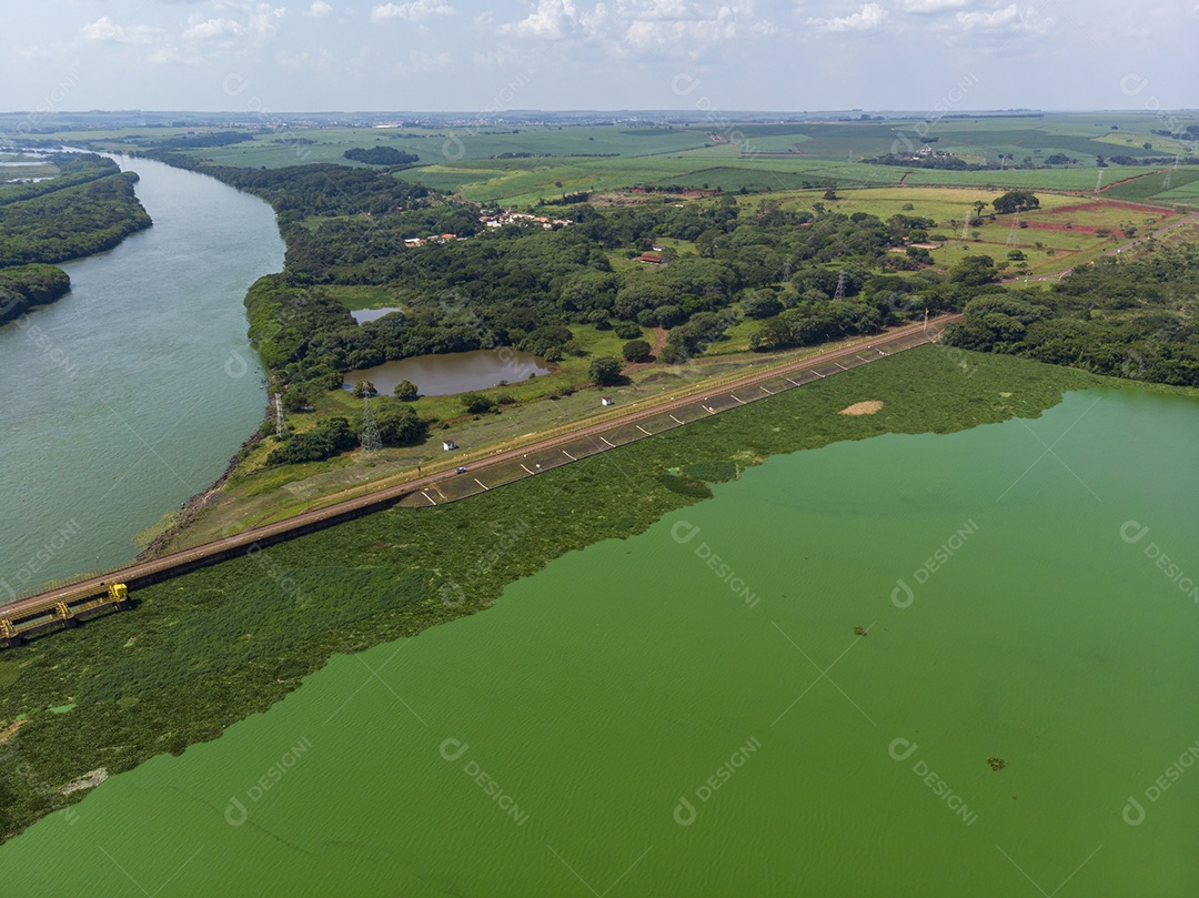 Vista aérea da barragem no reservatório com água corrente, usina hidrelétrica.