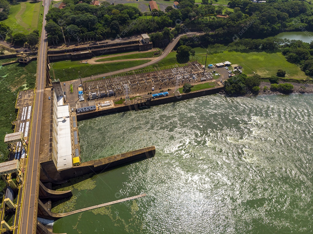 Vista aérea da barragem no reservatório com água corrente, usina hidrelétrica.