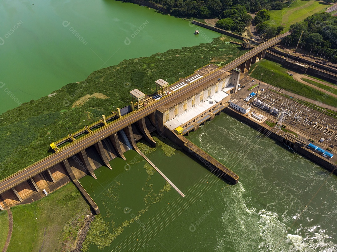 Vista aérea da barragem no reservatório com água corrente, usina hidrelétrica.