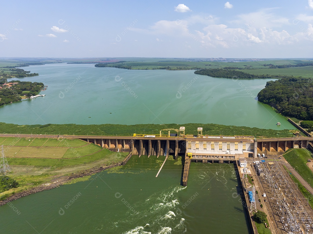 Vista aérea da barragem no reservatório com água corrente, usina hidrelétrica.