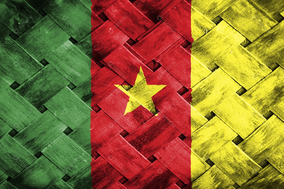 tela de bandeira de camarões em fundo de madeira de vime