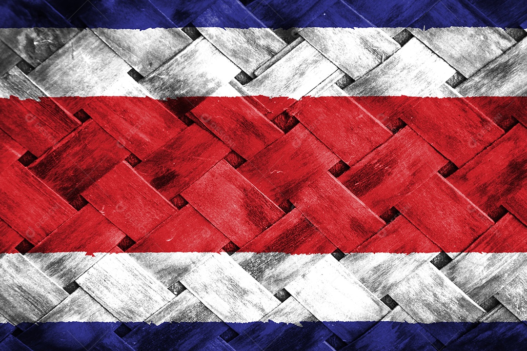 tela de bandeira da costa rica em fundo de madeira de vime