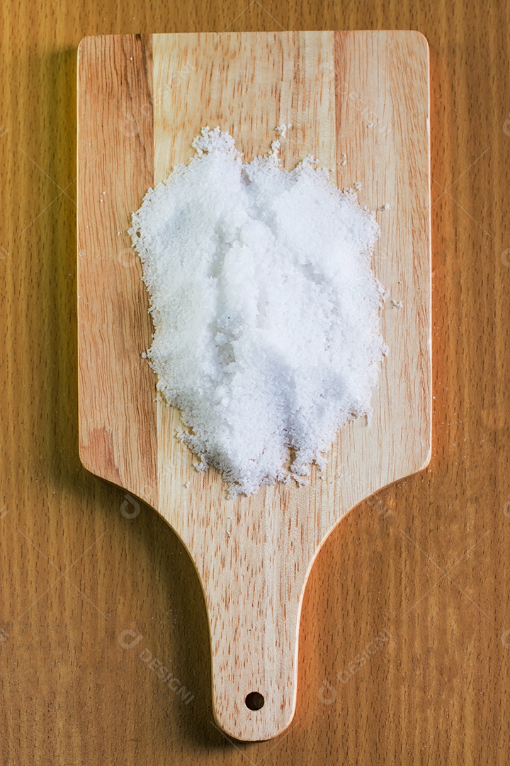 Sal em tábuas de corte de madeira