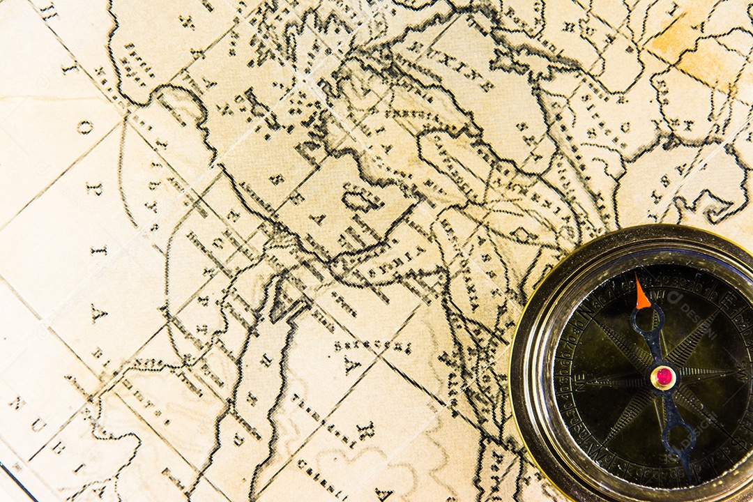 Bússola retrô vintage antiga no mapa antigo. O mapa usado para plano de fundo é de domínio público.