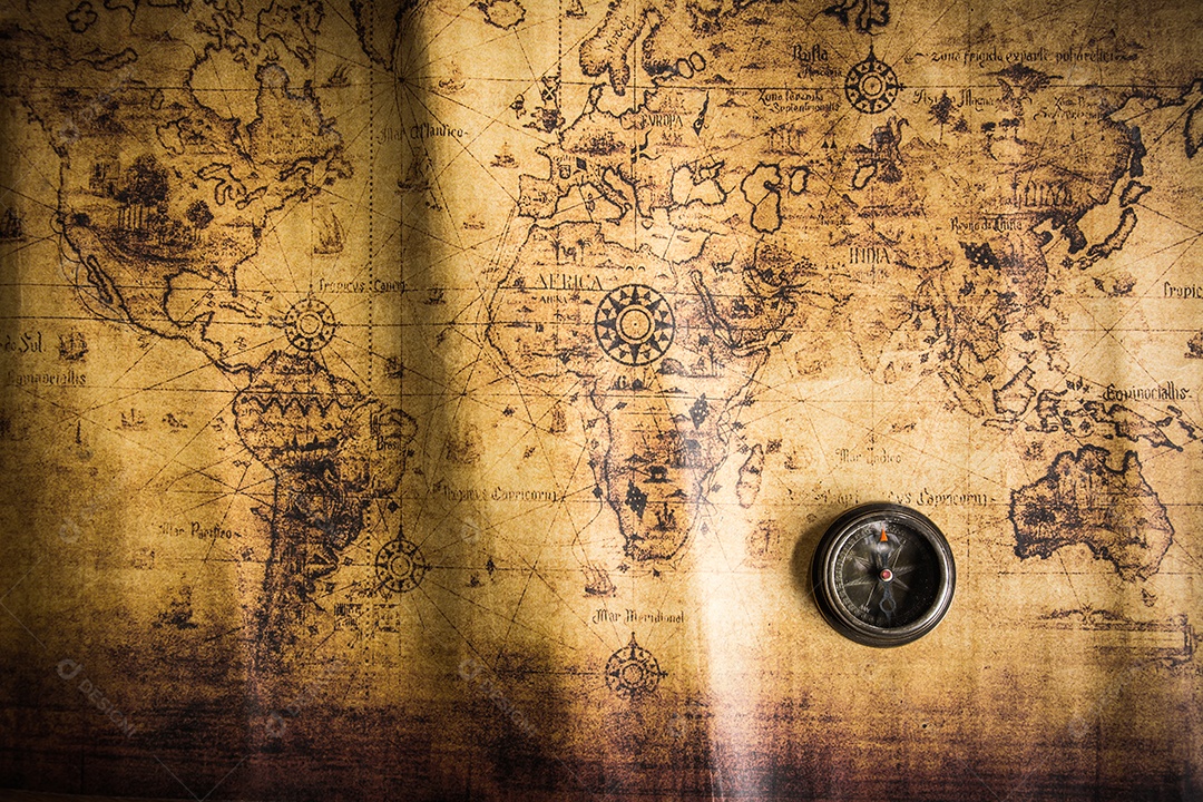 Bússola retrô vintage antiga no mapa antigo. O mapa usado para plano de fundo é de domínio público.