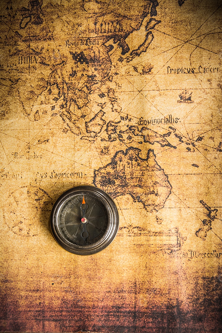 Bússola retrô vintage antiga no mapa antigo. O mapa usado para plano de fundo é de domínio público.