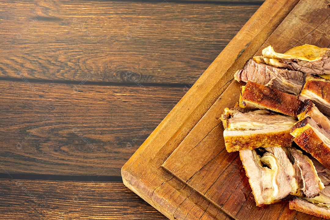 costelas de carne fatiadas em um churrasco tradicional brasileiro, vista superior