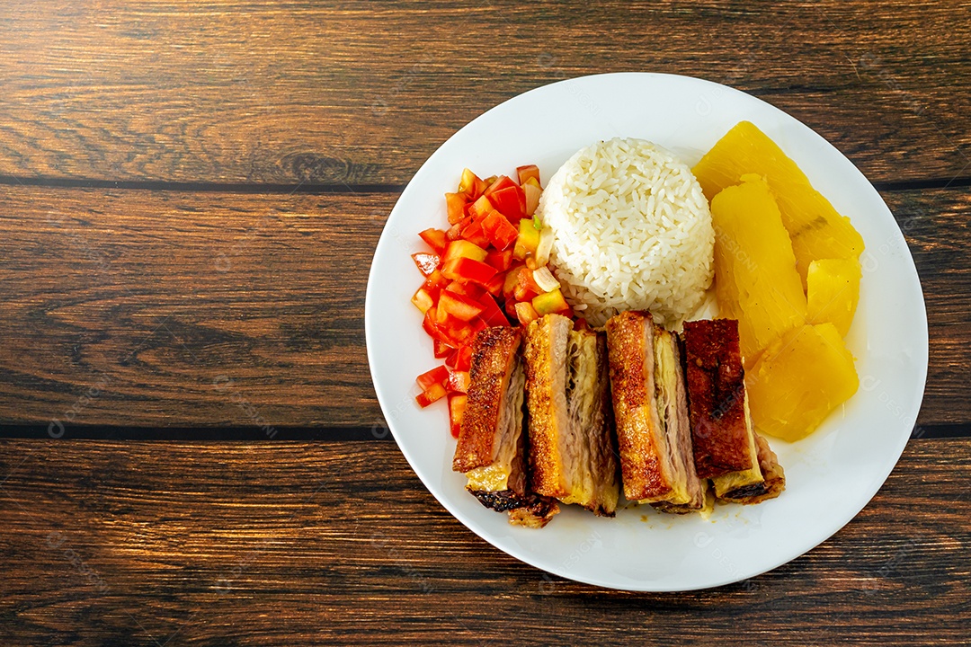 prato feito, comida típica brasileira que acompanha arroz, mandioca, salada e costela assada