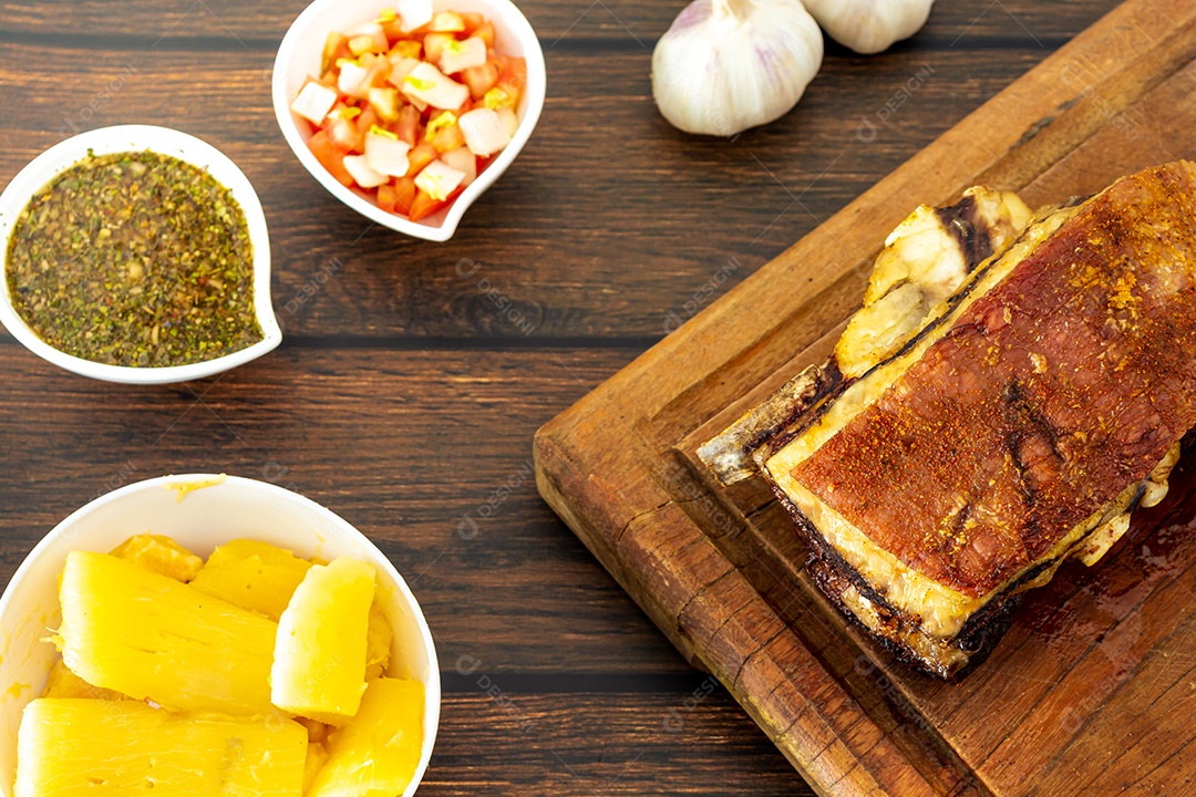 Costela bovina tradicional brasileira, com osso e acompanhamentos como: mandioca, chimichurri e salada de tomate e cebola