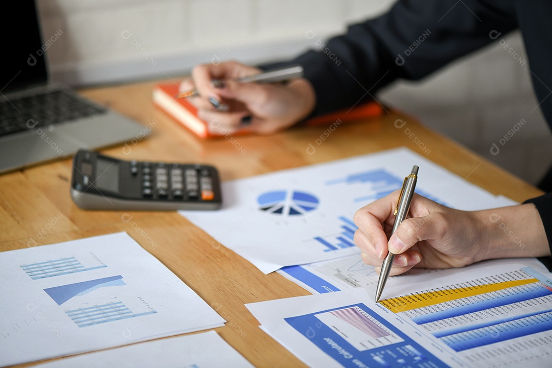 Equipe feminina está analisando o gráfico no escritório.
