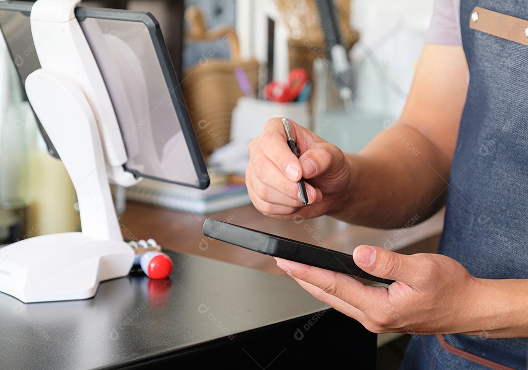 Funcionário segurando um smartphone para salvar o menu do pedido do cliente.