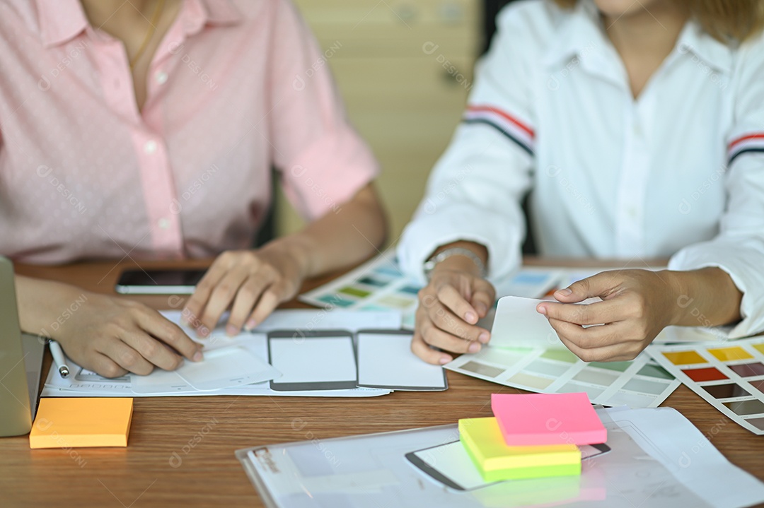 Equipe de design de tela do celular está trabalhando em conjunto.