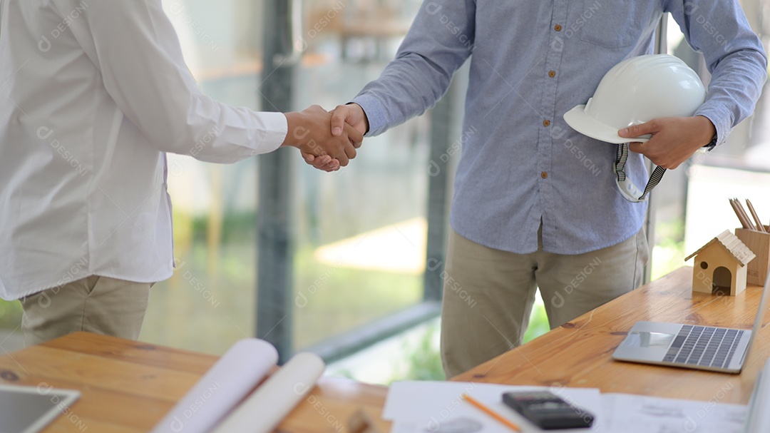 Engenheiros e arquitetos se unem para trabalhar no projeto para atingir seus objetivos.