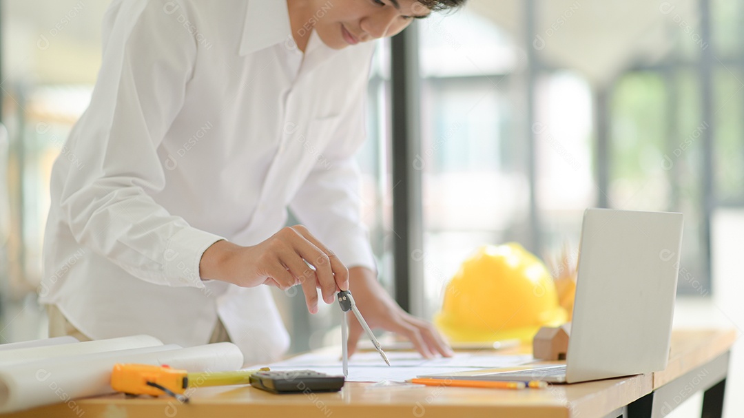 Arquitetos usam bússolas para projetar e planejar a construção de edifícios para os clientes.