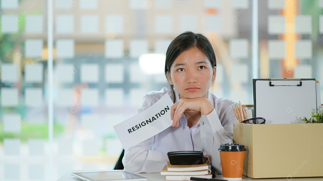 Conceito de demissão, equipe feminina com caixa de armazenamento de equipamentos após a demissão. Ela parece séria.