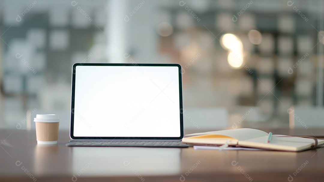 Local de trabalho com laptop, material de escritório e café.