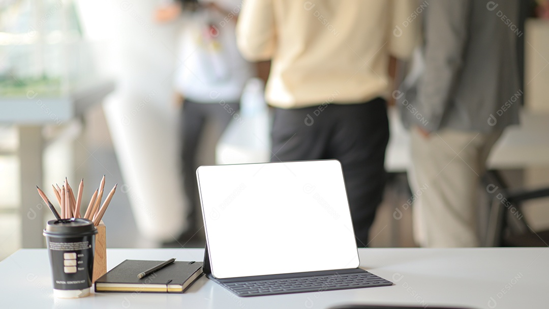 Local de trabalho com laptop, material de escritório e café.