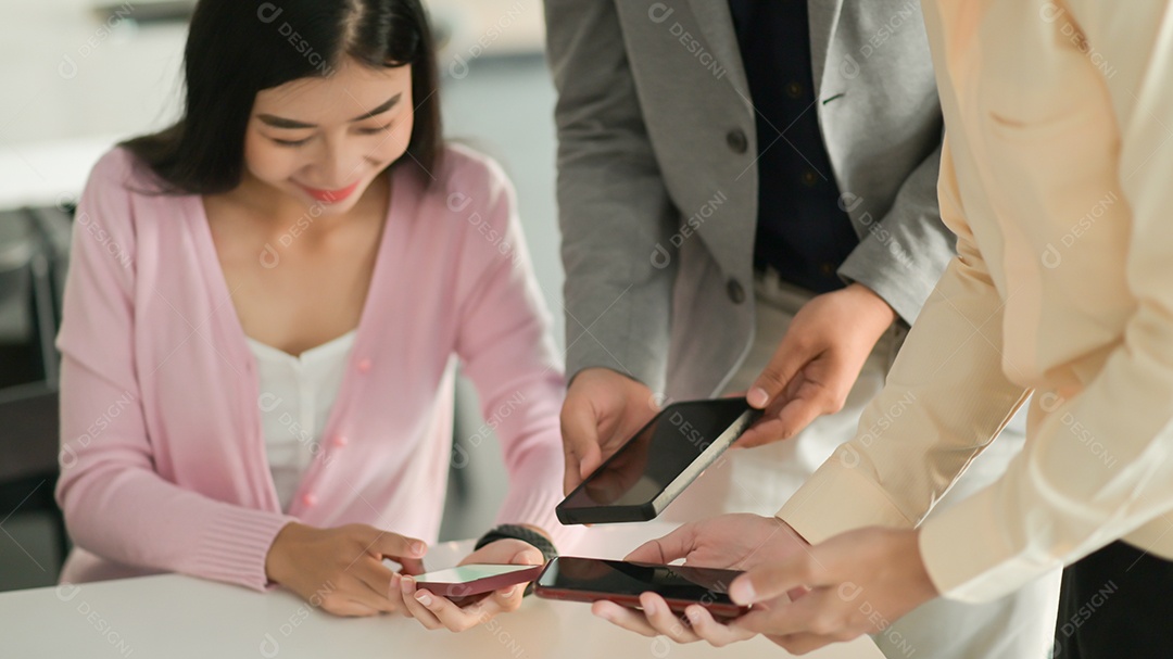 Nova geração de equipe de negócios jovem está planejando o próximo ano em um escritório moderno.