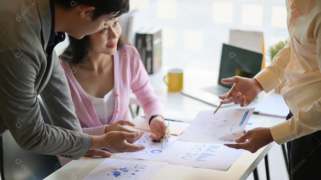 Dois jovens empresários estão planejando trabalhar para o próximo ano em um escritório moderno.