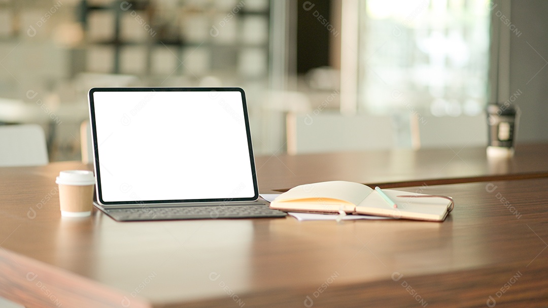 Computador portátil de tela em branco e um café no escritório moderno com notebook.