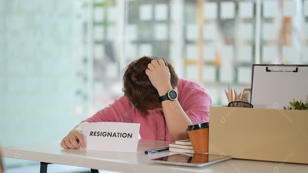 Funcionária pediu demissão do trabalho, ela estava estressada.
