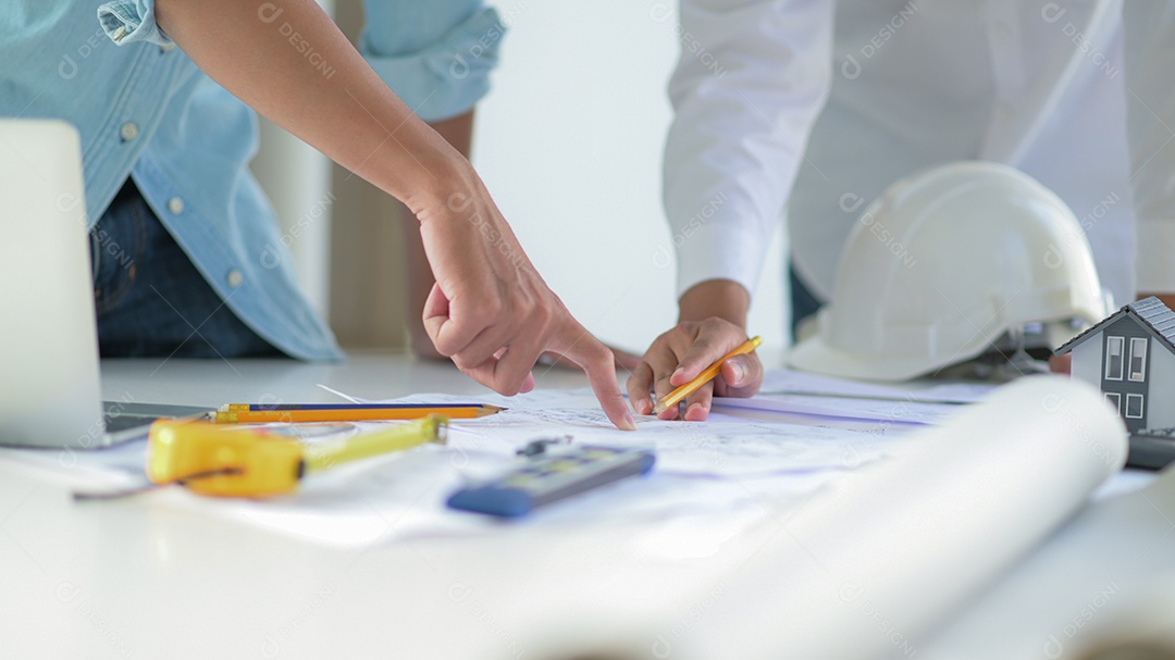 Engenheiros e arquitetos projetam e planejam a construção de novos edifícios de projeto.