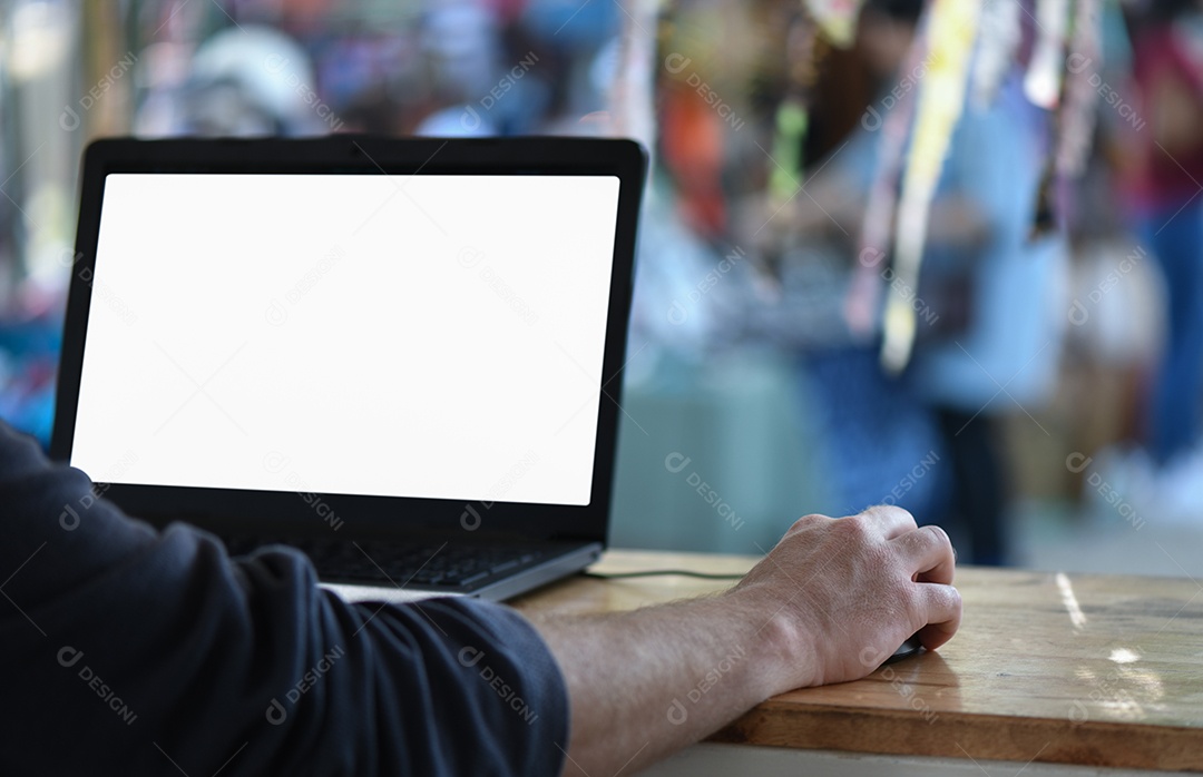 Funcionários autônomos estão usando laptops para trabalhar fora do escritório. Tela branca do laptop, conceito de trabalho independente.